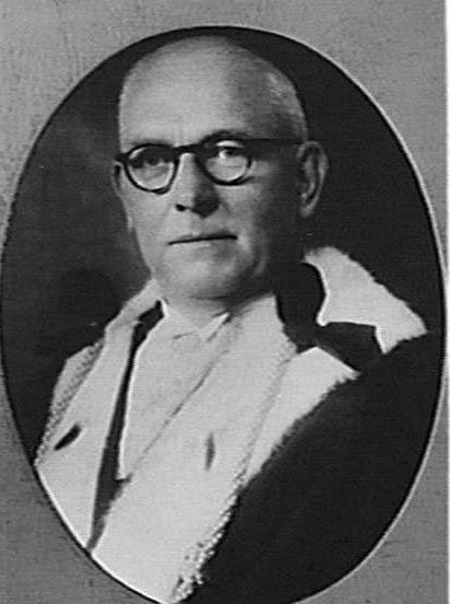 Manly Alderman R.A. Miller in mayoral robes