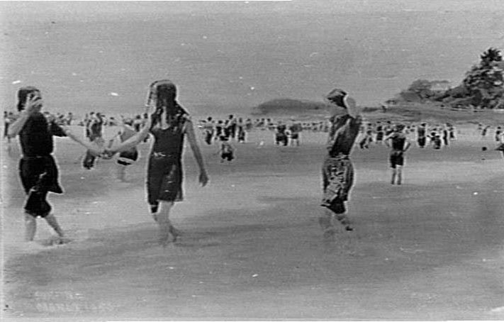 Bathers at southern end of Manly Beach
