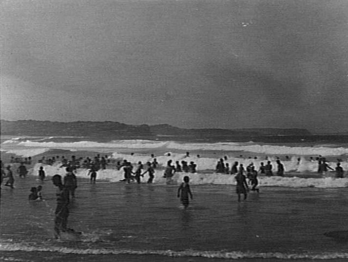 Bathers at Manly Beach, northerly view