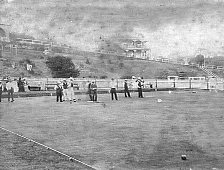 Bowlers on the green of Manly Bowling Club, Ivanhoe Park