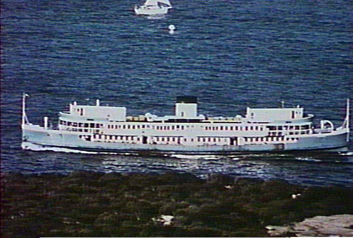 Ferry "Baragoola" off Dobroyd Head