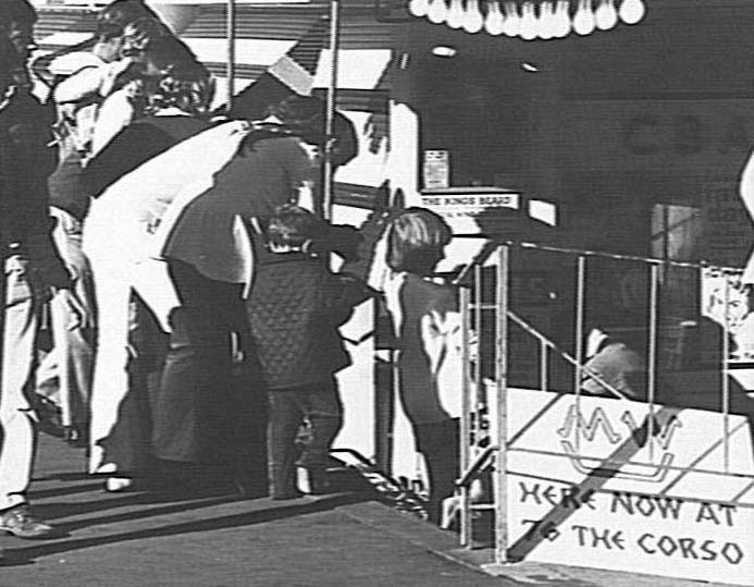 Crowd watching "The Pearl King", "The Mall", The Corso, Manly