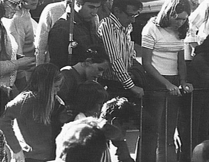 Crowd watching "The Pearl King", "The Mall", The Corso, Manly