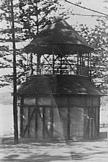 Mutascope Parlour on Manly Beach promenade, 1910