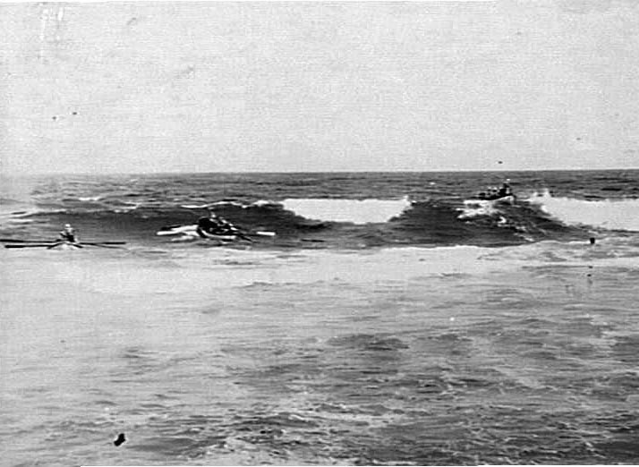 Surf-boat race during a surf carnival at Freshwater, 1928
