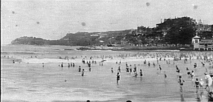 Crowd on water's edge, Manly Beach