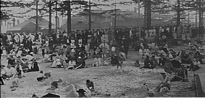 Crowd on sand, Manly Beach