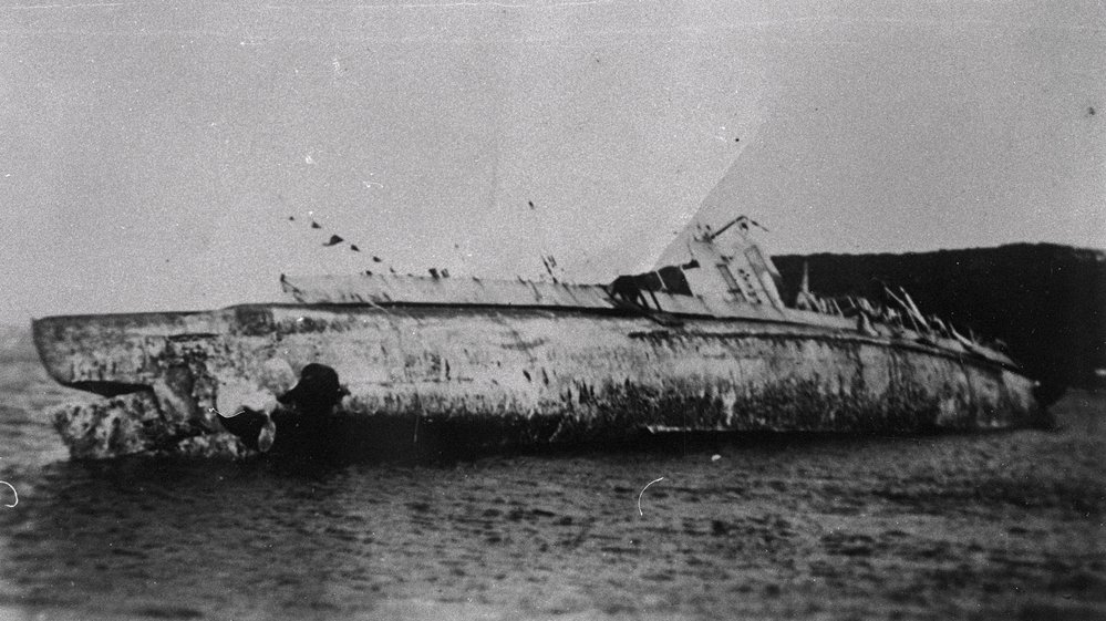 Dutch submarine aground at Fairlight