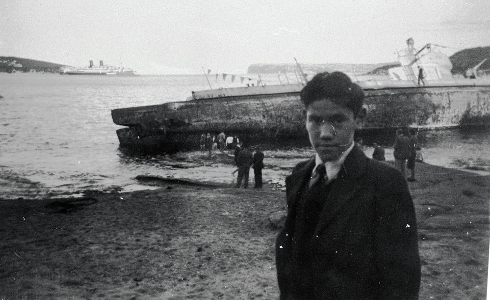 Dutch submarine aground at Fairlight, John Short in foreground