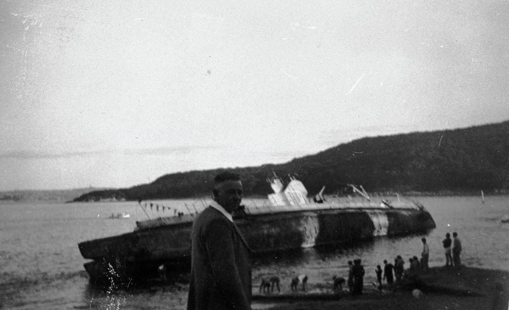 Dutch submarine aground at Fairlight, with sightseers