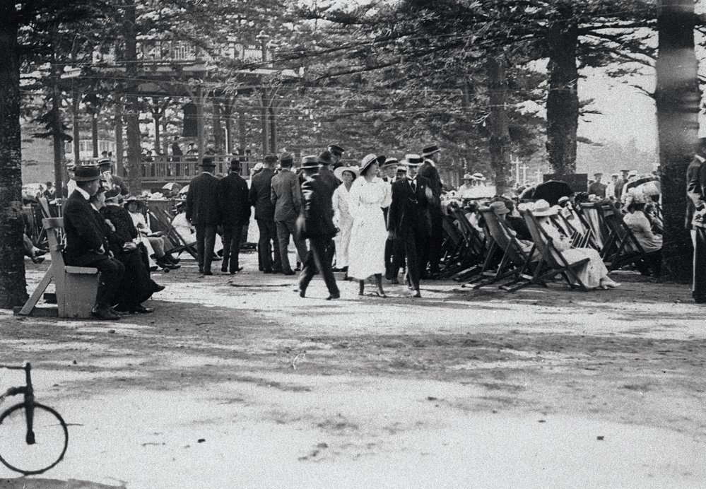 A crowd on the Promenade at Manly Beach