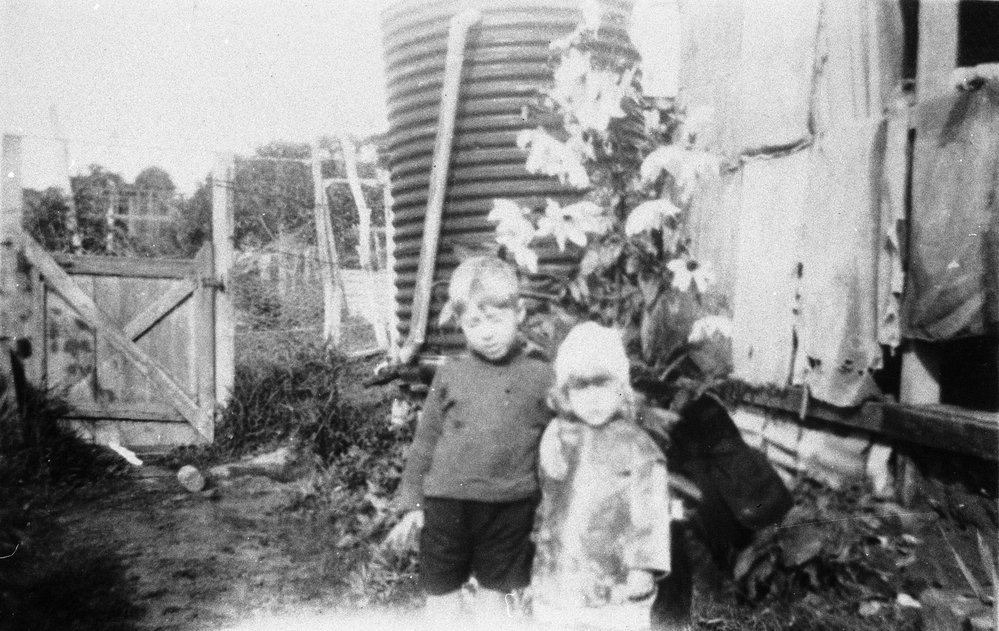 Jack and Olive Harwood outside an old cottage, Balgowlah