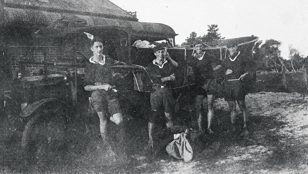 Members of Manly 16ft Skiff Sailing Club