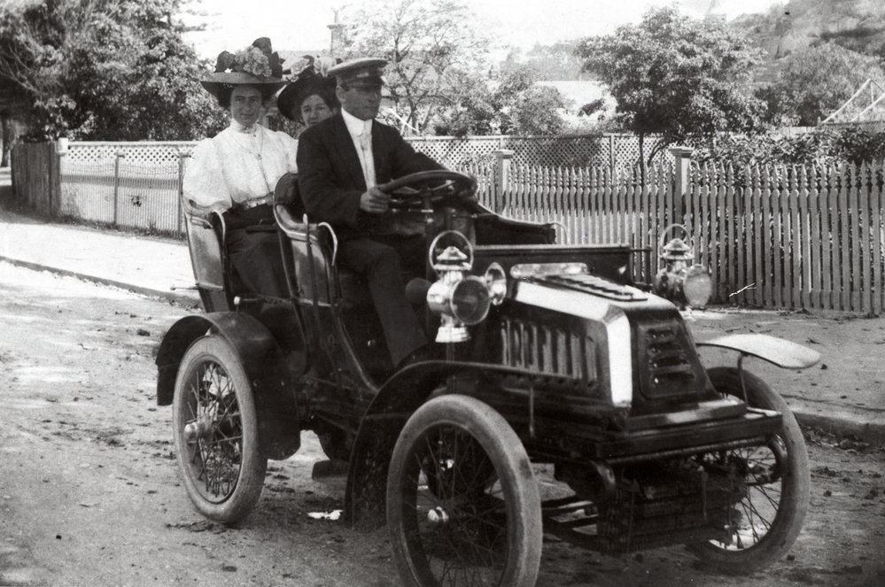 Charles Notting with two customers in his hire car, Manly