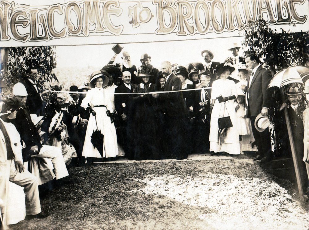 Mrs Neil Neilson opening Brookvale Park, 1911