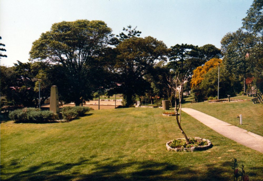 Ivanhoe Park War Memorial, Manly Oval in background, 1982