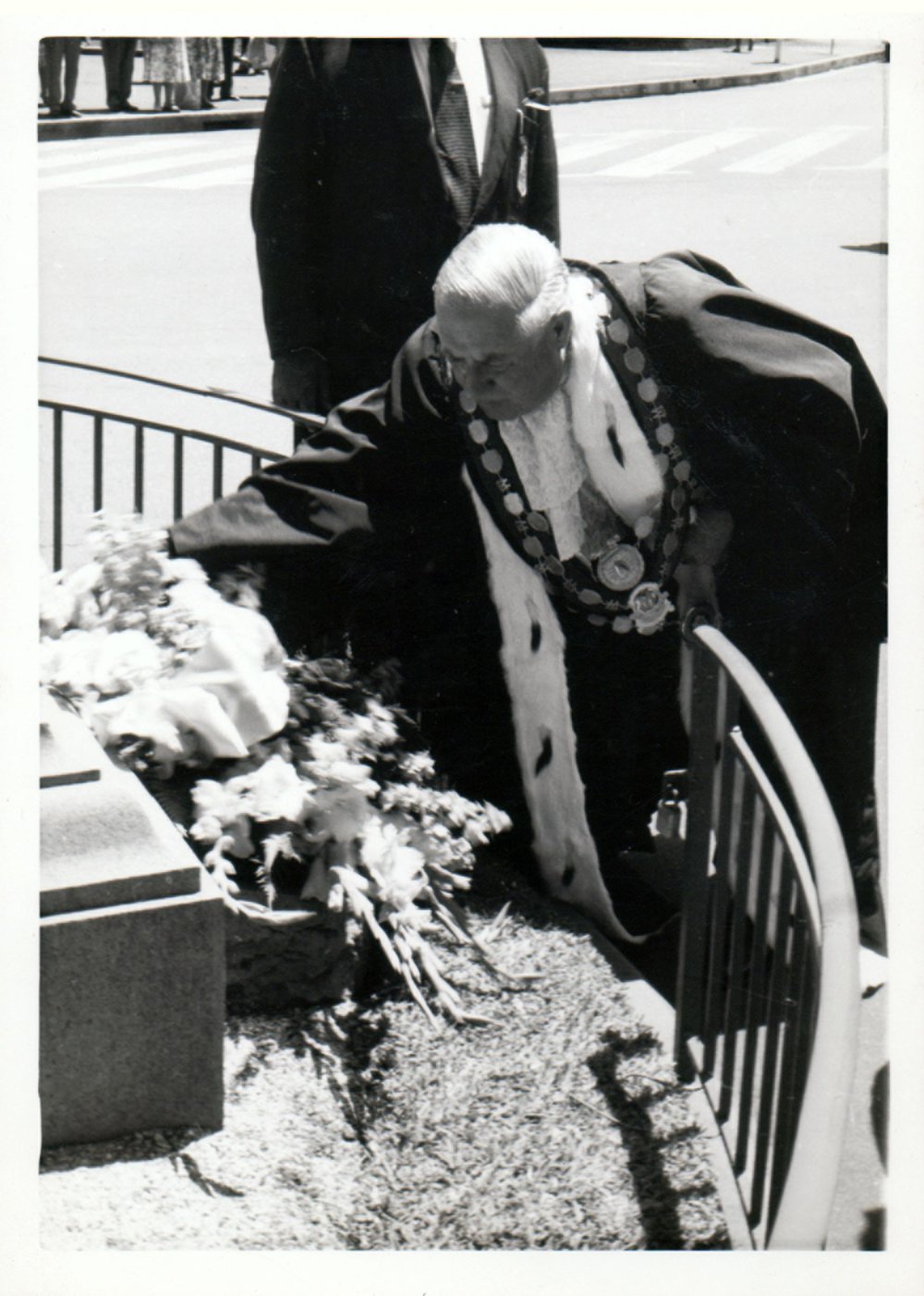 Manly Mayor F. Fairbairn, laying wreath on Armistice Day, 1960