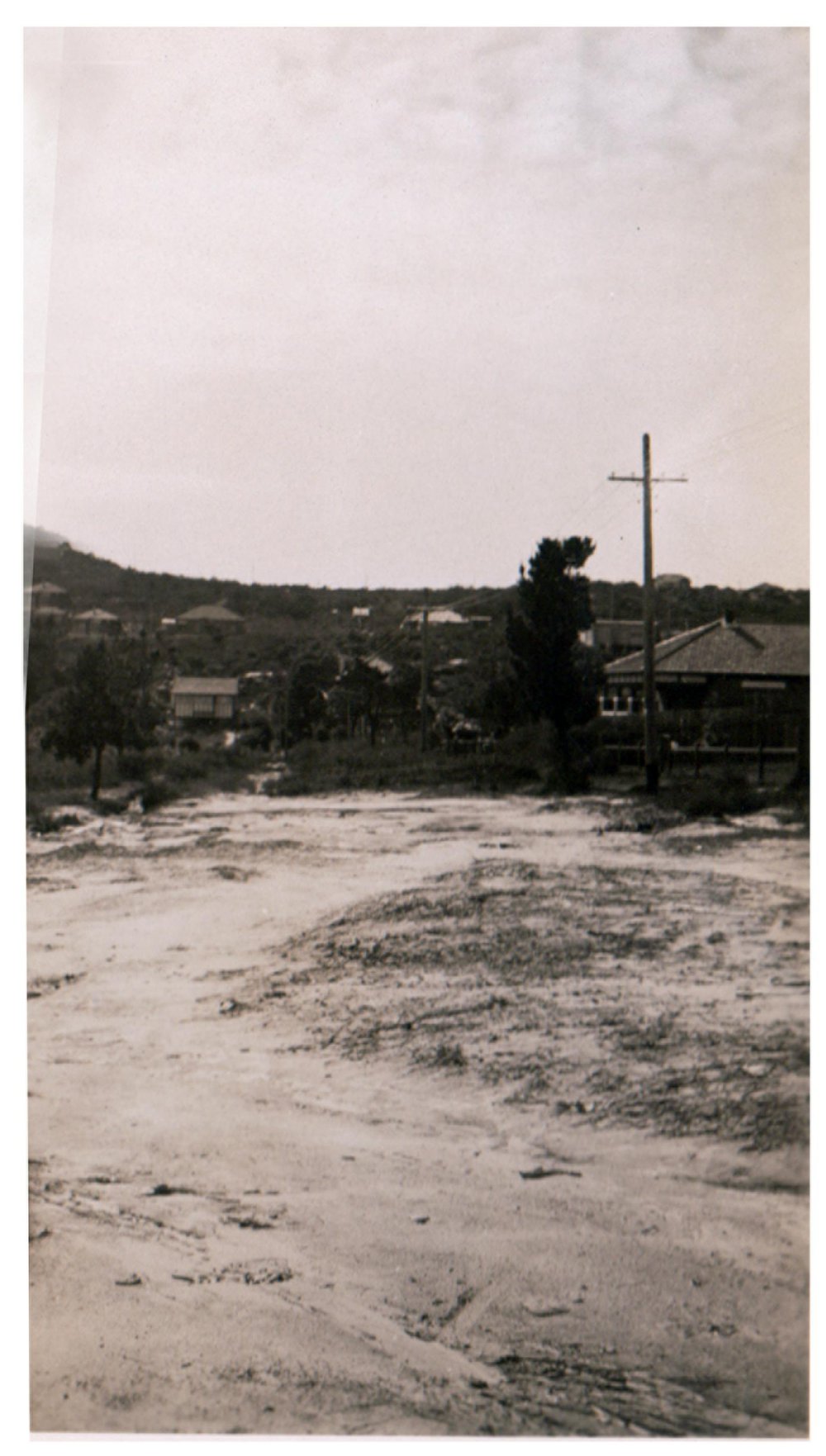 View north across Salisbury Square, Seaforth, from Alan Avenue