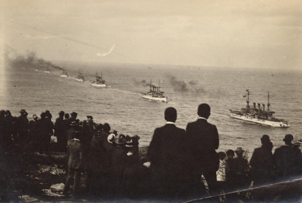 Crowd on North Head watching arrival of American Fleet