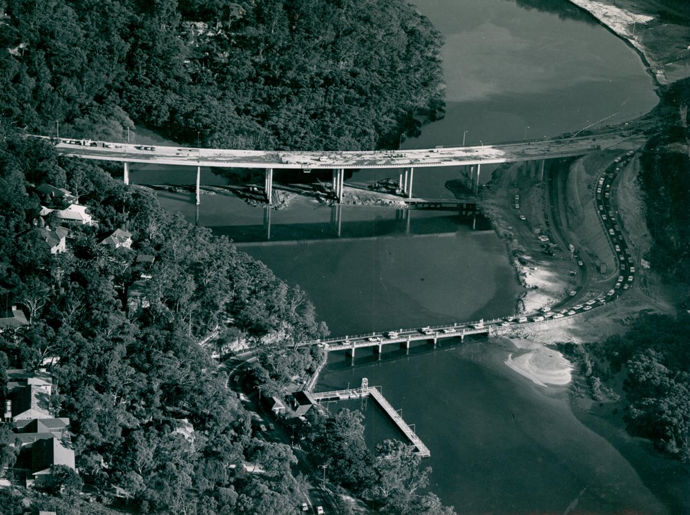 New Roseville Bridge Bridge under construction with old bridge in foreground