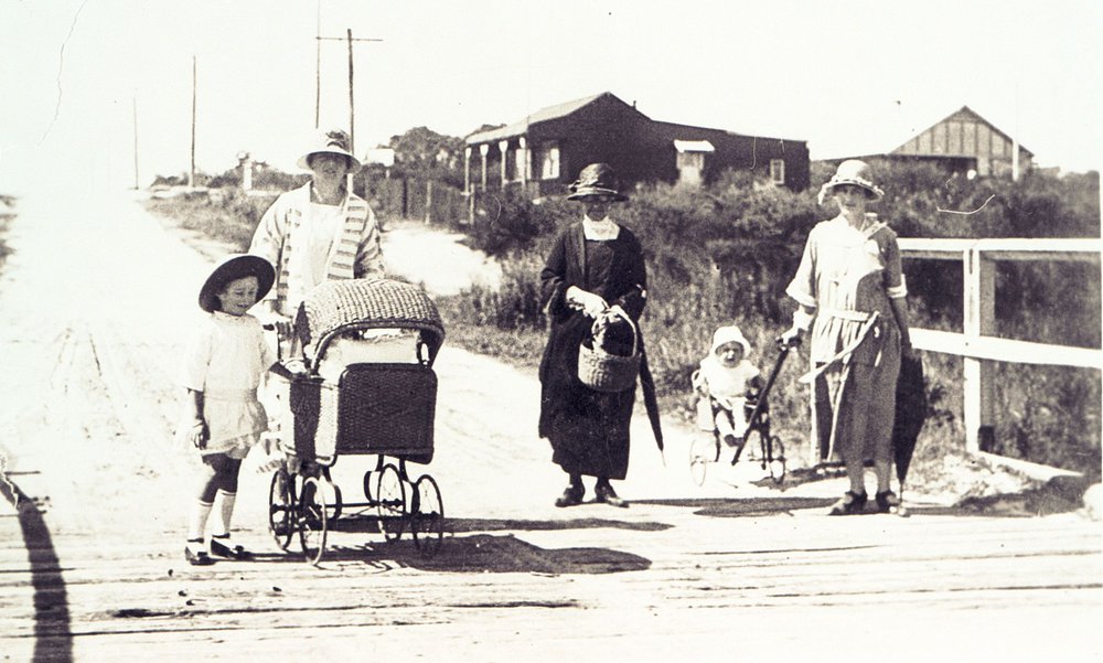 Holloway Family, Oliver Street Harbord