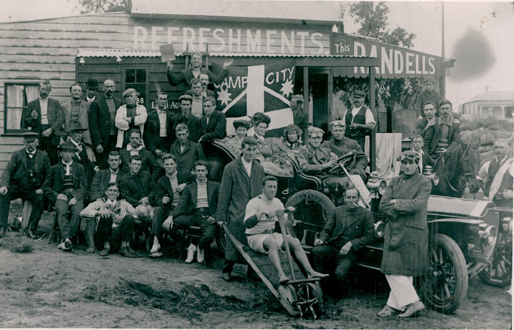 Holidaymakers Outside Randell's store, Freshwater
