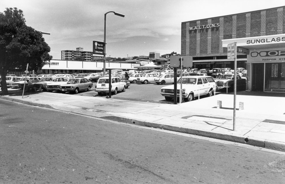 Dee Why Square, Howard Avenue, Dee Why