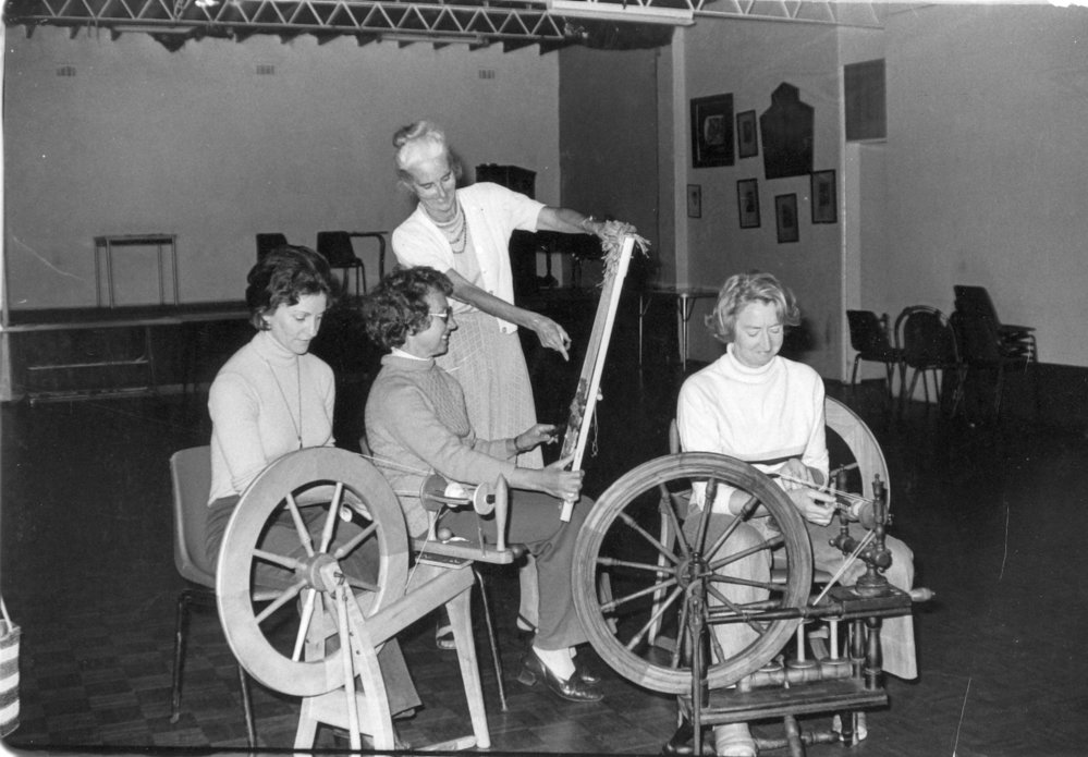 Spinning and weaving lesson, Creative leisure activities, Forestville
