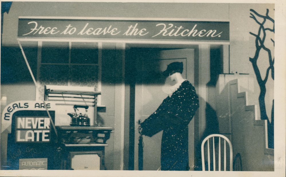 Manly Gas Company Limited showroom gas cooker display, at 3 Sydney Road, Manly