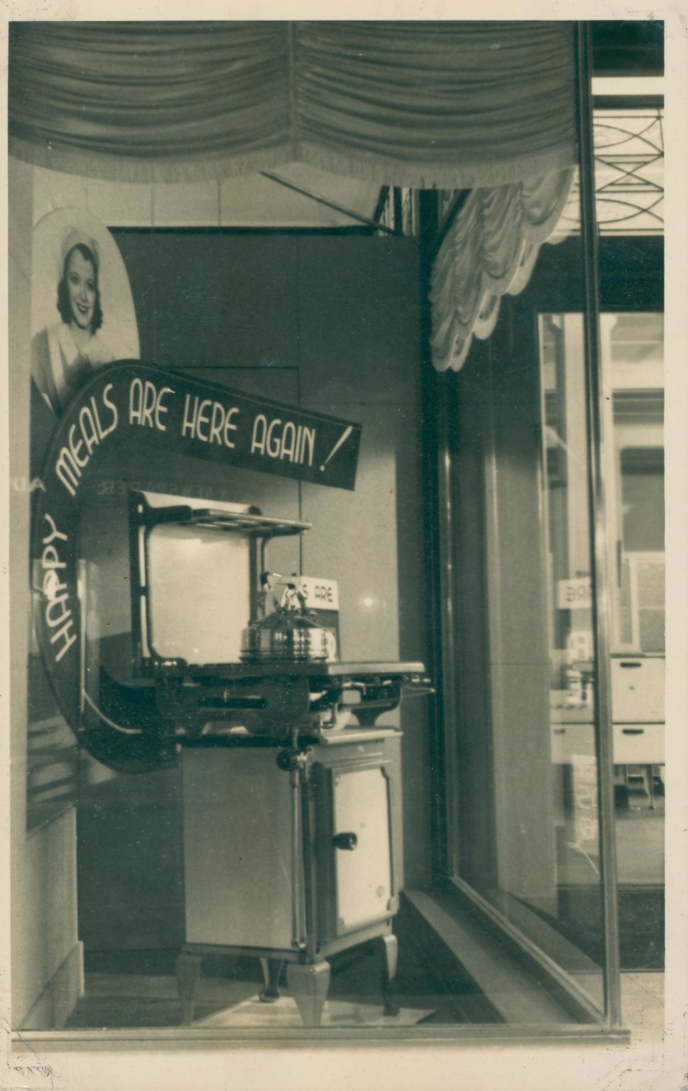 Manly Gas Company Limited showroom window gas cooker display, at 3 Sydney Road, Manly
