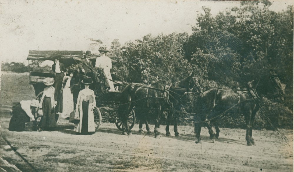 Horsedrawn coach from Manly to Pittwater
