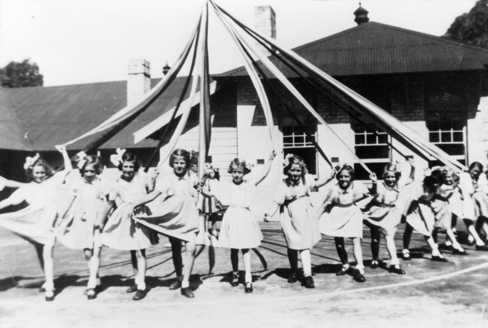 Brookvale Public School maypole dance featuring 3rd and 4th Class