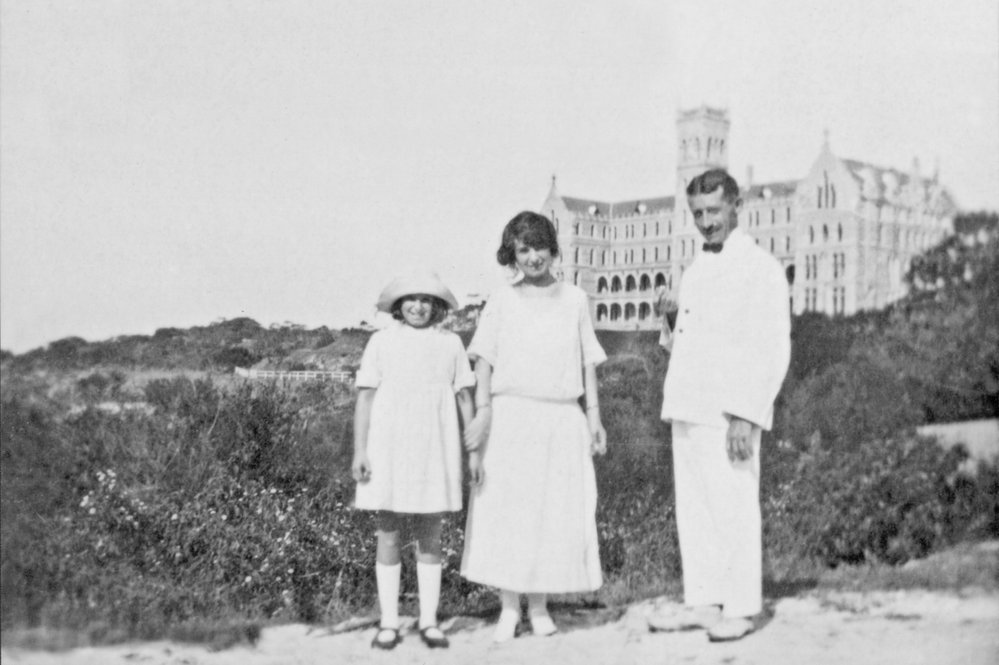 Portrait of Valerie and Mina Spitzer with George Bader, Manly, c1920