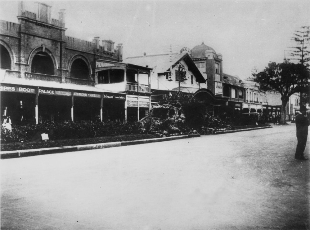 View facing south along The Corso, from the New Brighton Hotel, Manly, 1924