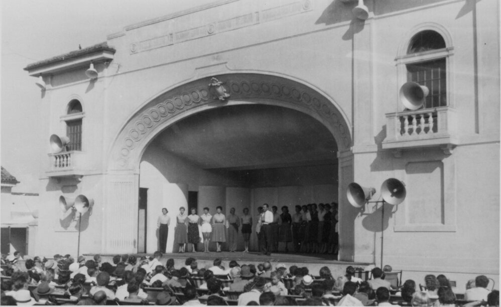 Concert at a beauty pageant at the South Steyne Auditorium, Manly, March 1942