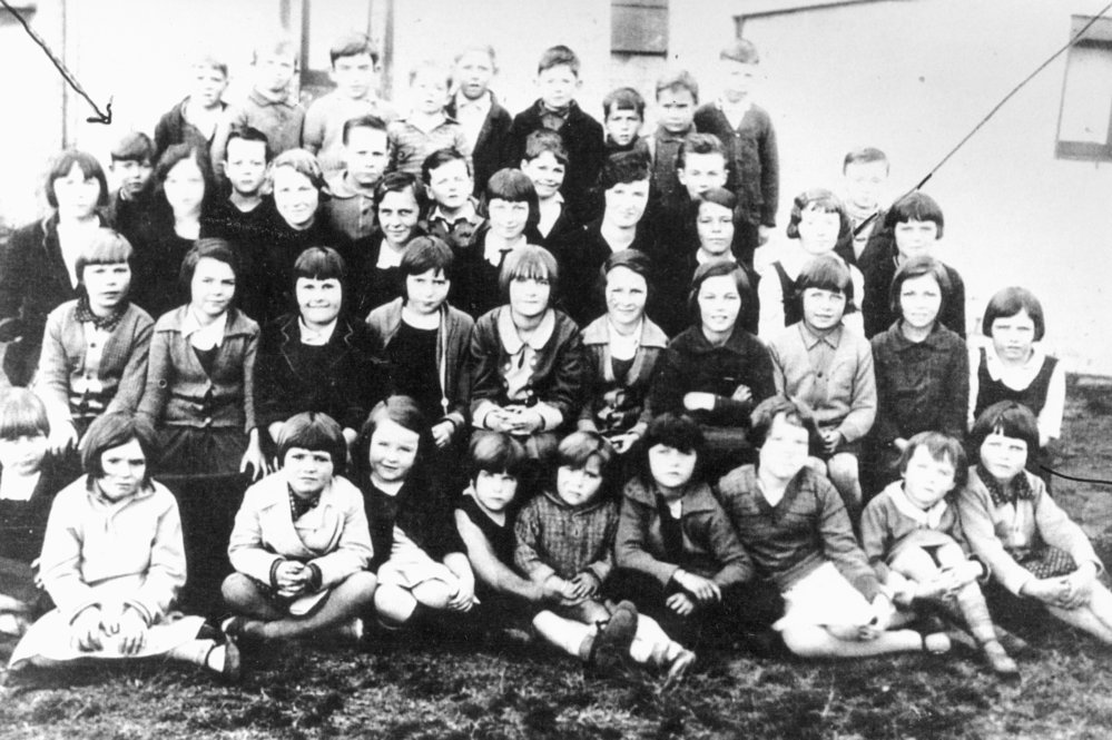 Aloisi children, School at Castle Hill