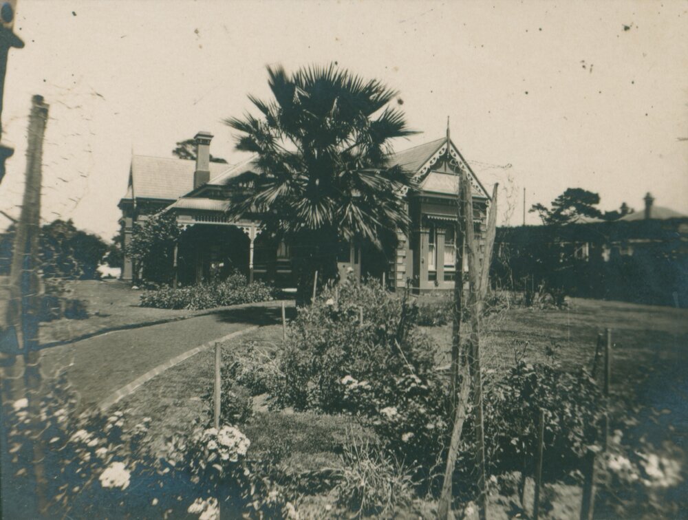 Crago home and garden at Bathurst