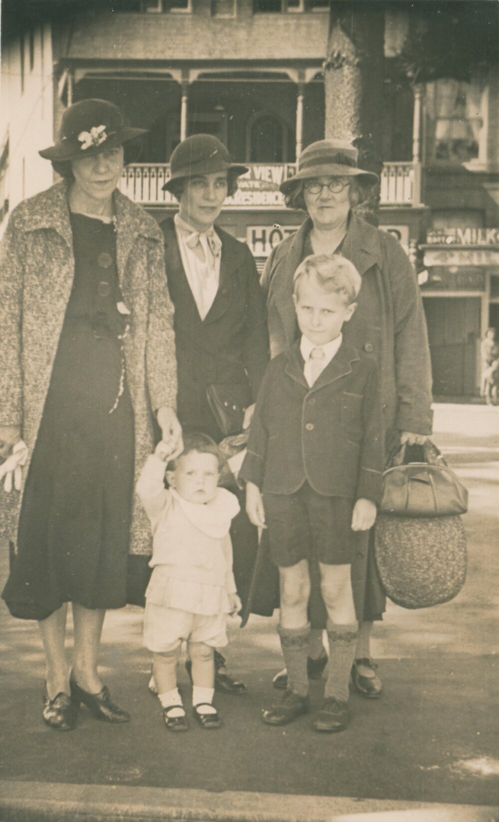 Carter family and aunts at Manly.