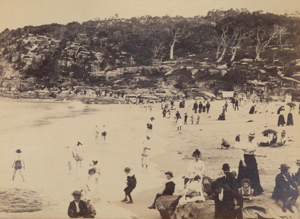 Crowds gathered at Fairy Bower Beach, Manly, 1890s
