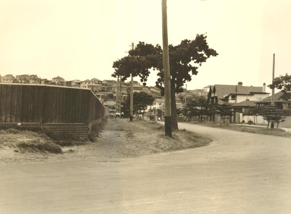 Collingwood Street north from Iluka Avenue, Manly, 20th January 1937