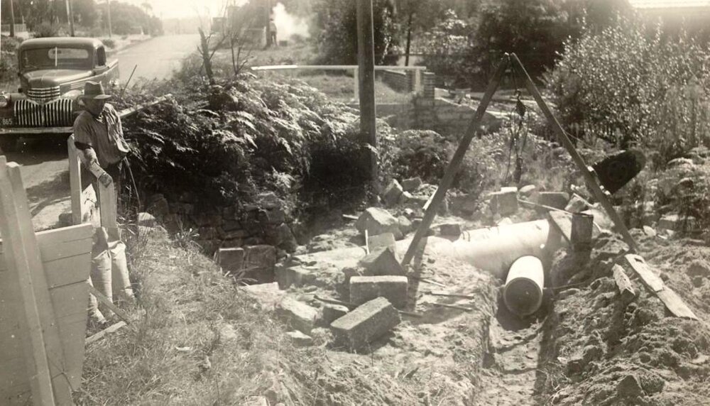 Condamine Street near Ernest Street 08.04.1948 pipe junction