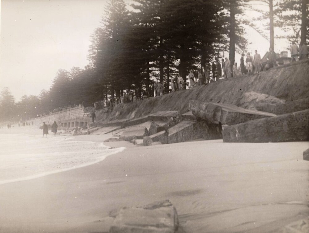 Crowd looking at collapsed sea wall, Manly, 25th June 1950