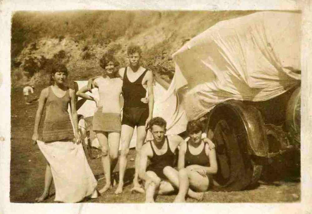 Nancy Wooldridge and Walter Carpenter standing in centre at Newport Beach