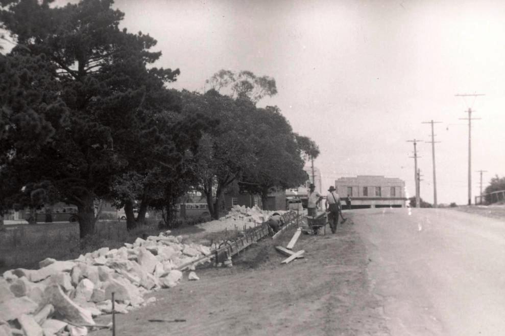 Frenchs Forest Road shoulder, Seaforth, 1949