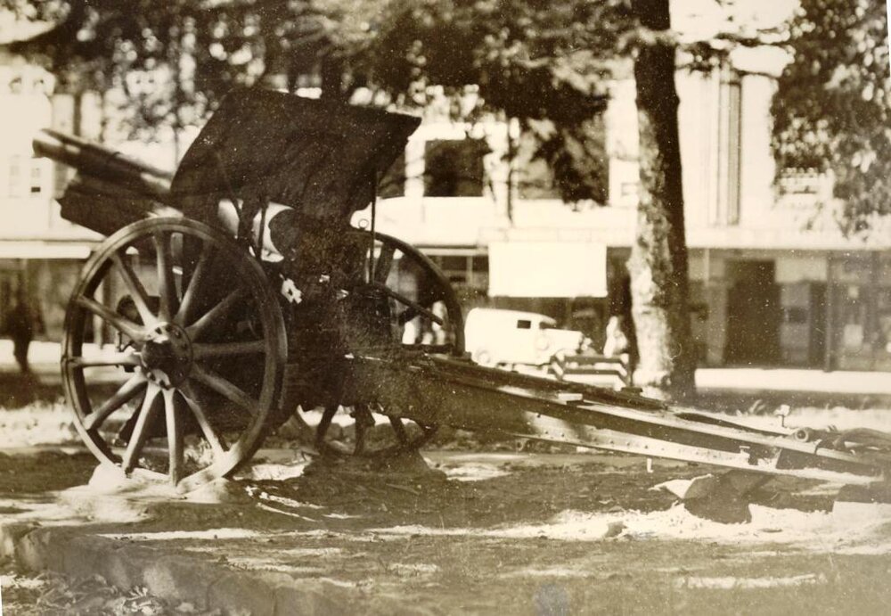German field gun, Gilbert Park, Manly, May 1942