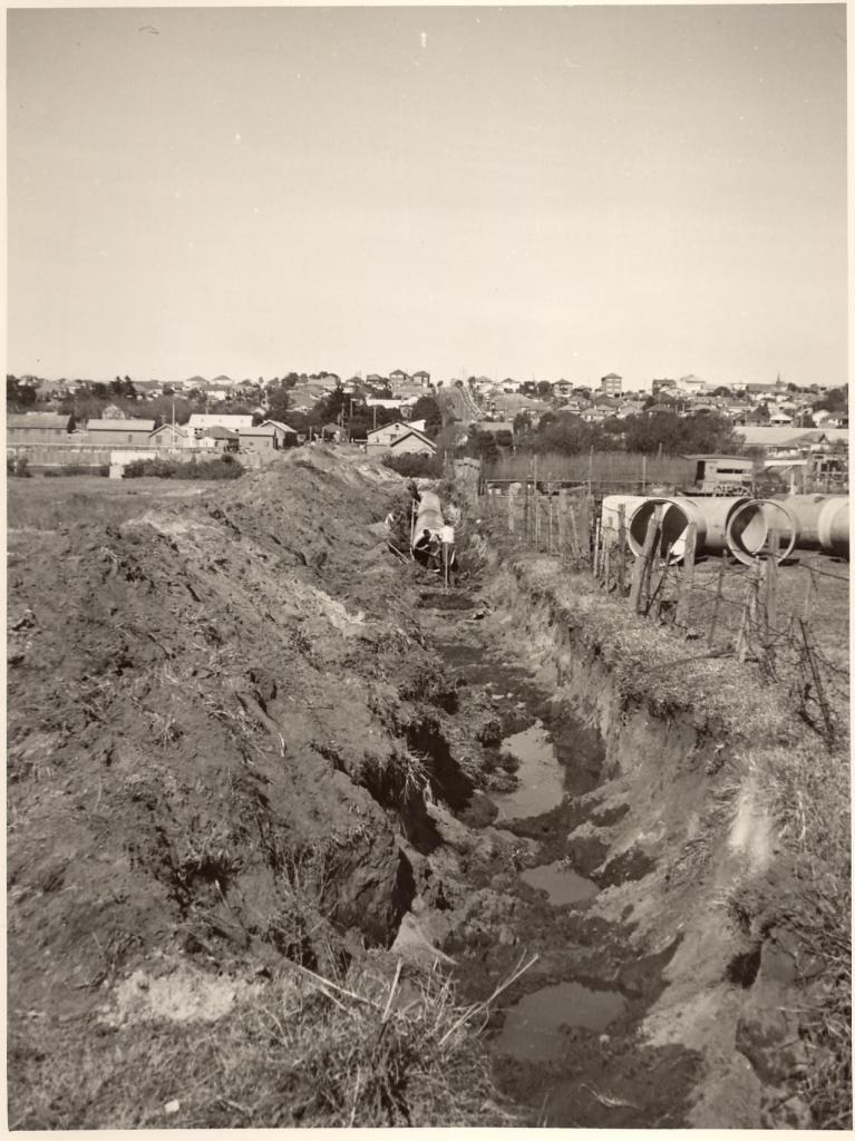 Kenneth Road laying 48 inch pipeline, Manly Vale, August 1954