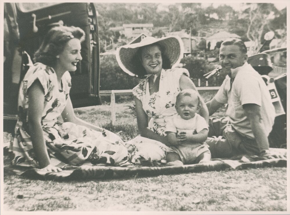 Family picnic at Newport 1947