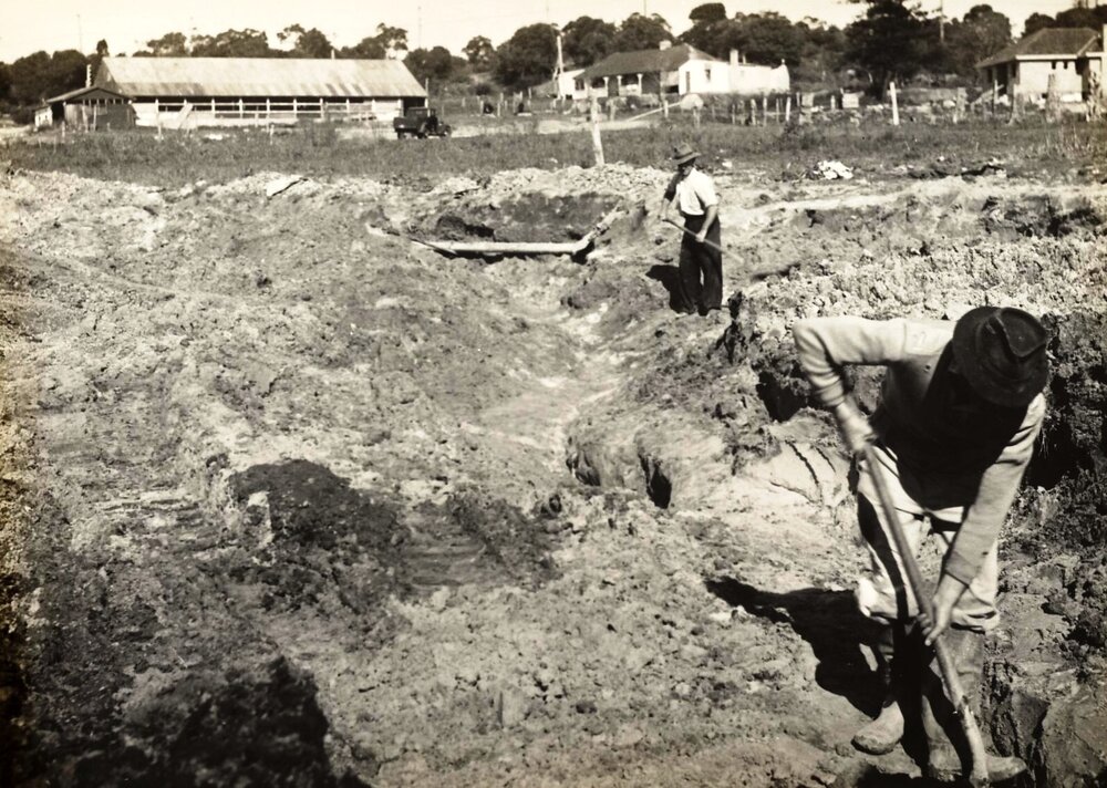 Phillip Avenue construction site and workers, Seaforth, 24th July 1948