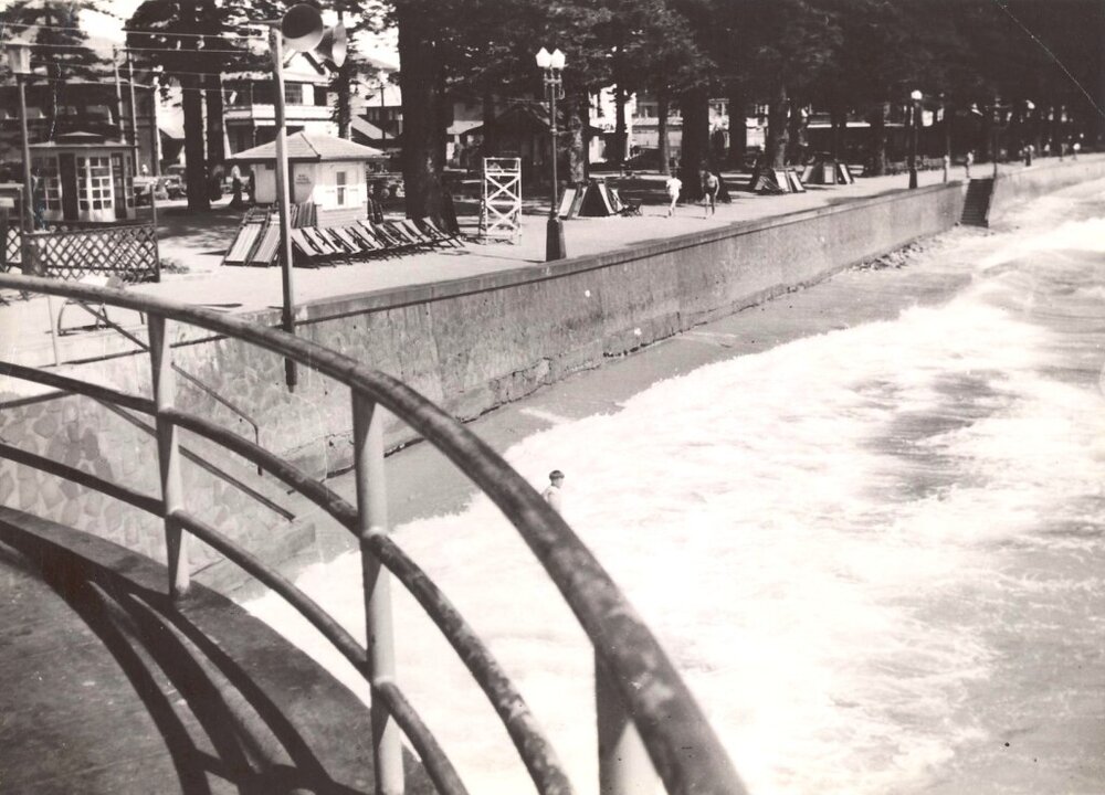 South Steyne, high tide, Manly, 10th November 1950