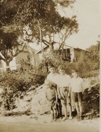 Horton boys with Hughes children, Whale Beach